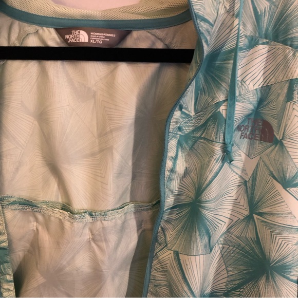 So pretty North Face windbreaker—Make an offer!  nwot light green patterned - Picture 5 of 5